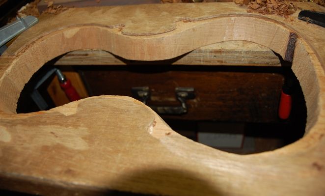 Working cradle for violins and five-string fiddles.