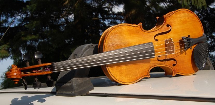 Front of an Oliver acoustic Five-string Fiddle in the sunshine. Handmade in Oregon by Chet Bishop.