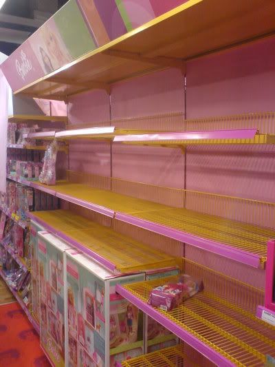 Tecken på jultider #2: Leksakshyllan för Barbie är utrensad. Foto: Thomas Tvivlaren