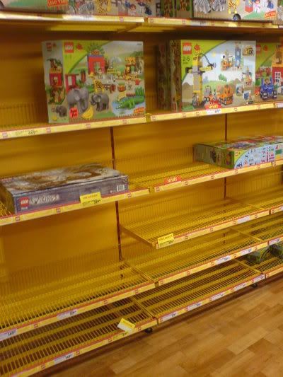 Tecken på jultider #1: Leksakshyllan för Lego är utrensad. Foto: Thomas Tvivlaren