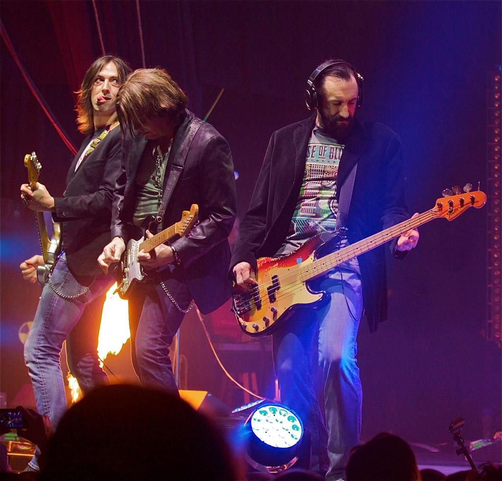 IMAGE: http://i204.photobucket.com/albums/bb225/Shadowcaver/Facebook/El%20Monstero%202012%20Pageant/741205_183408621802185_1626685850_o.jpg